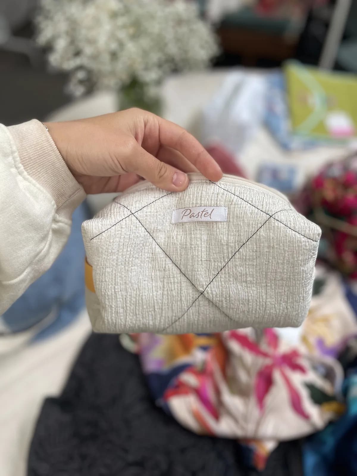 Quiltet toalettveske i naturbeige – sett forfra