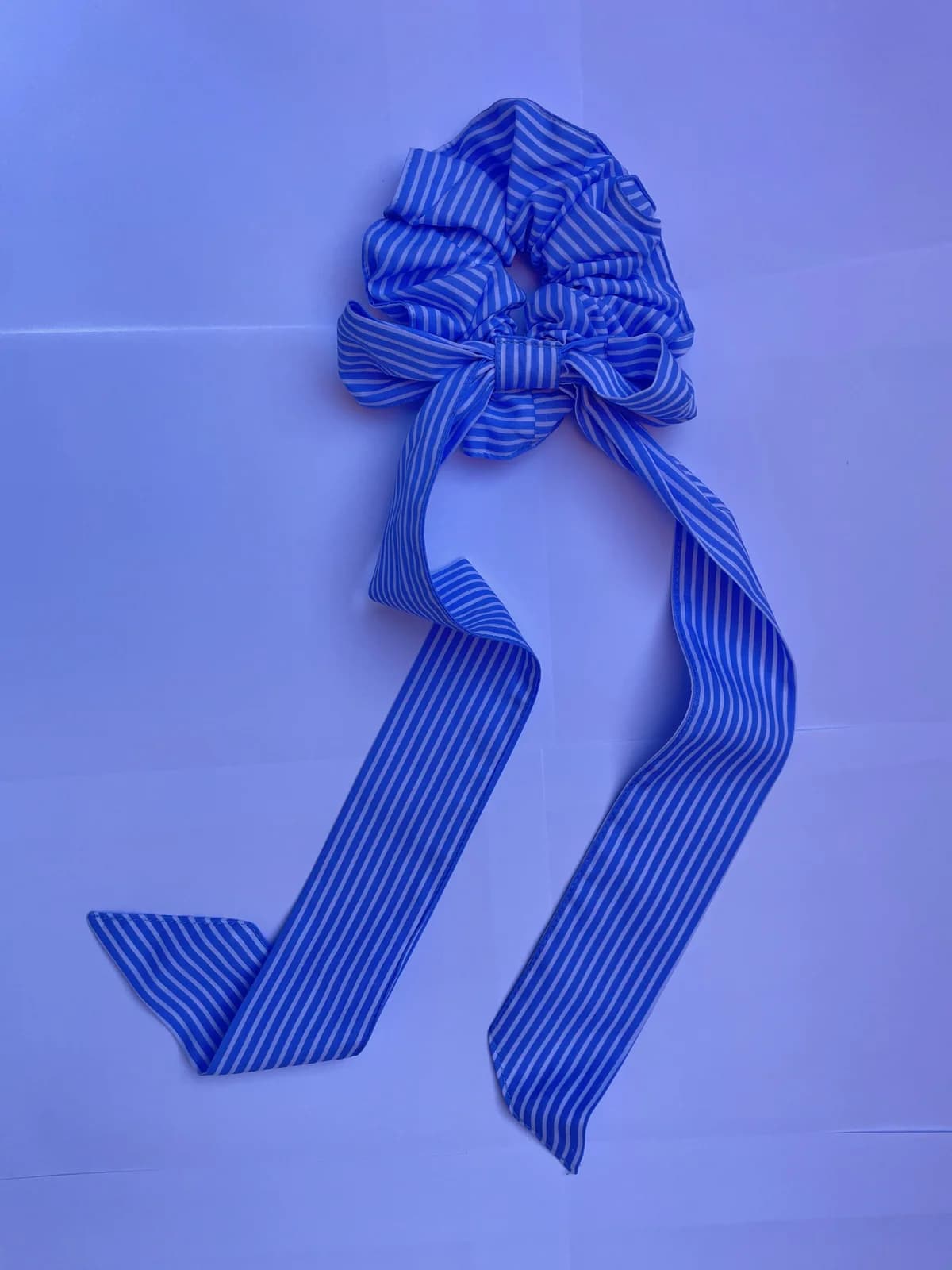Scrunchie med lang sløyfe – sett forfra