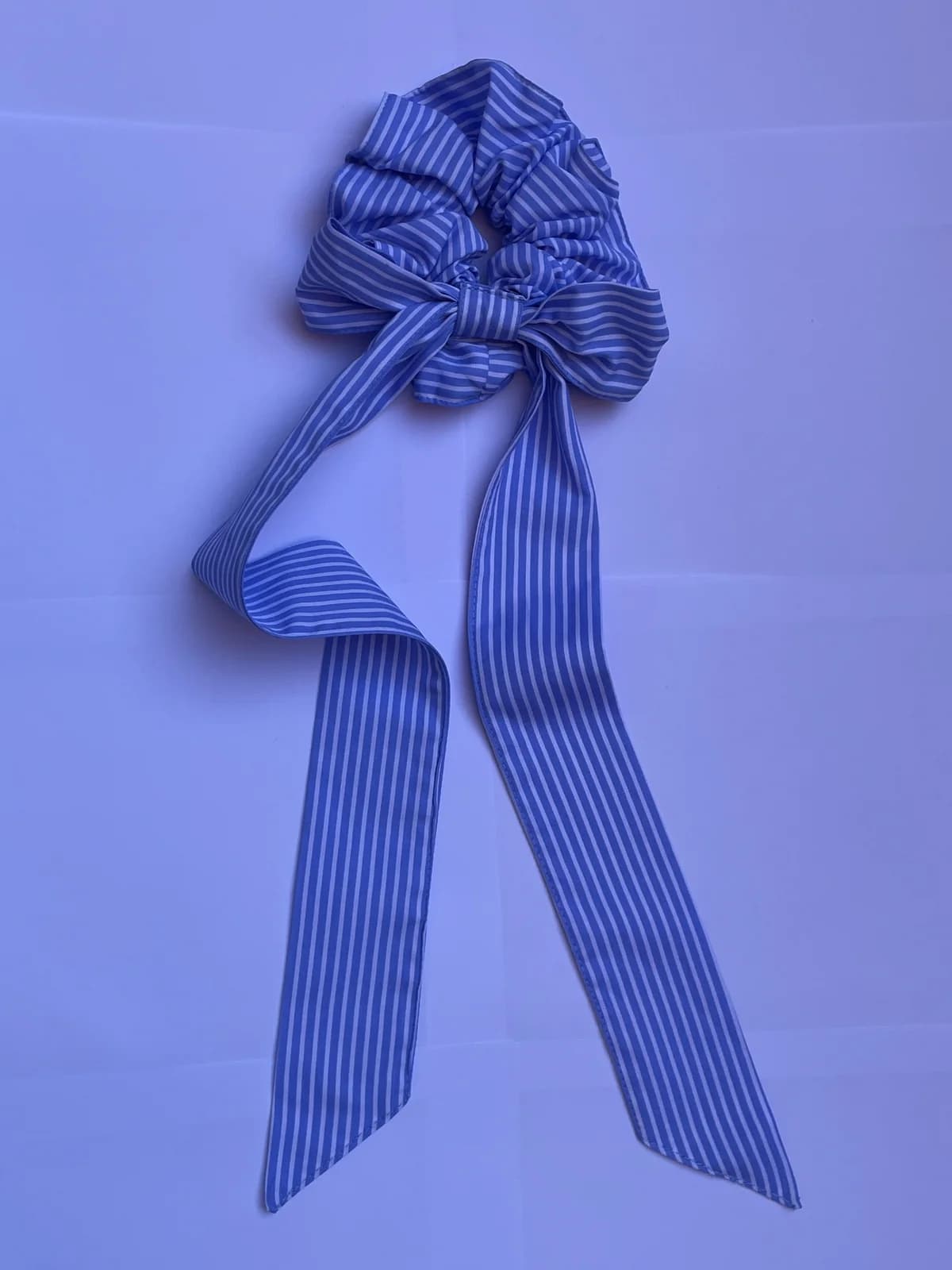 Scrunchie med lang sløyfe – produktdetalj 2