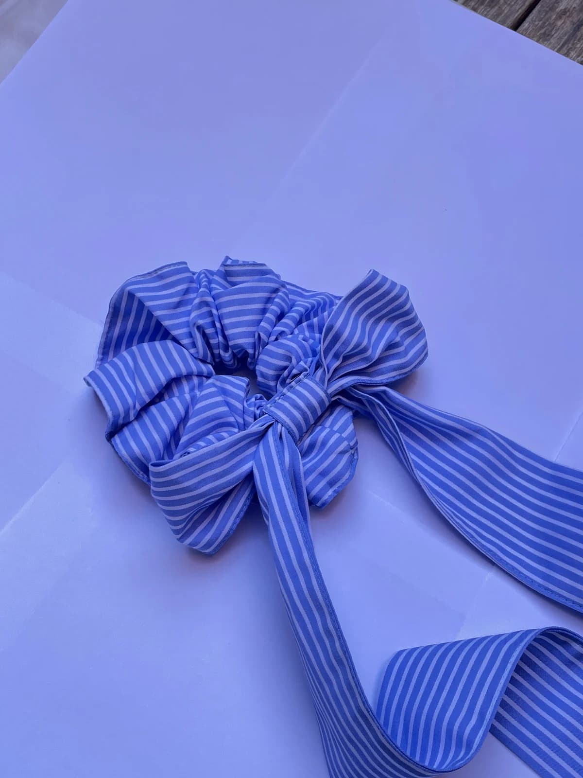 Scrunchie med lang sløyfe – produktdetalj 3