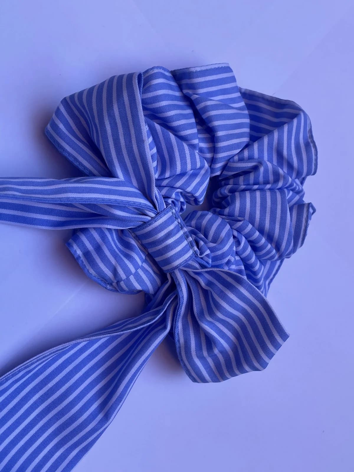 Scrunchie med lang sløyfe – produktdetalj 4