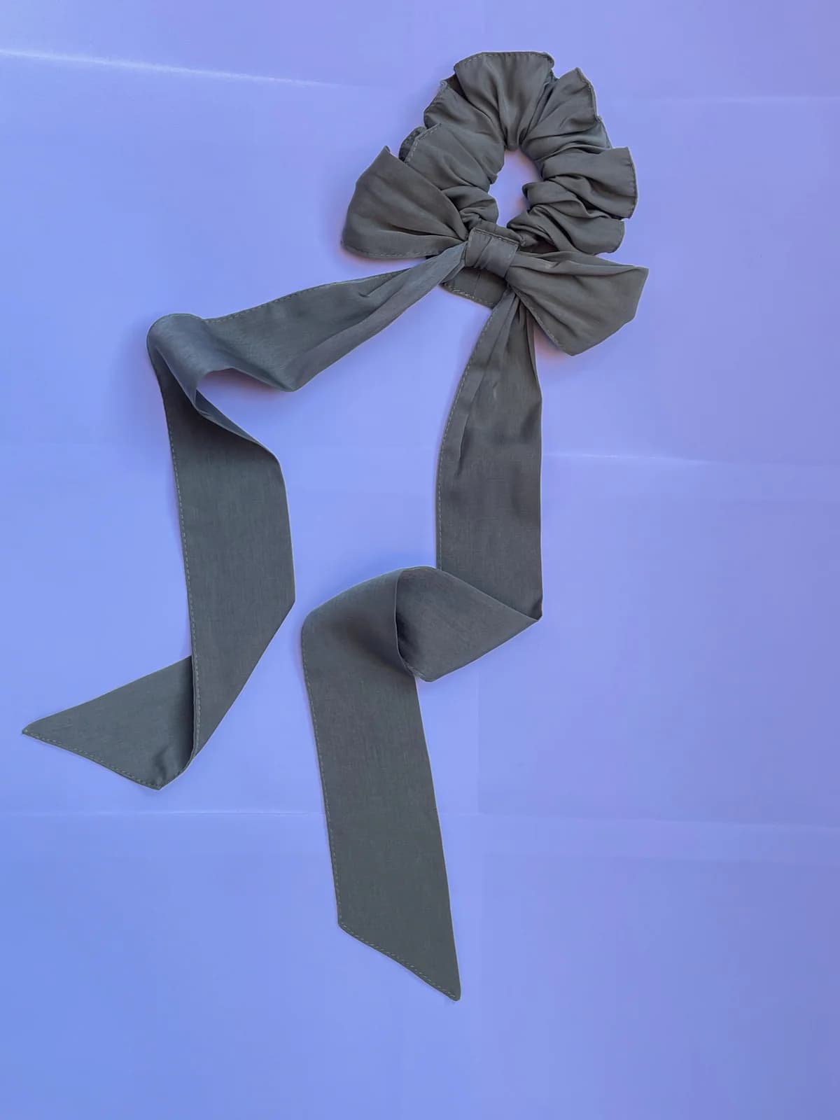 Scrunchie med lang sløyfe – produktdetalj 5