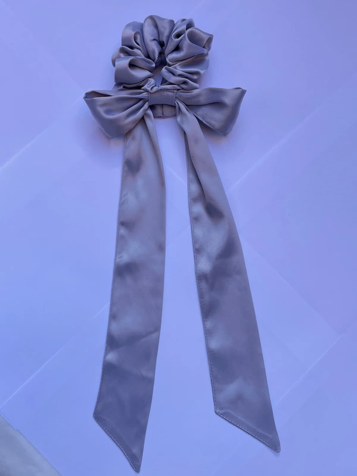 Scrunchie med lang sløyfe – produktdetalj 16