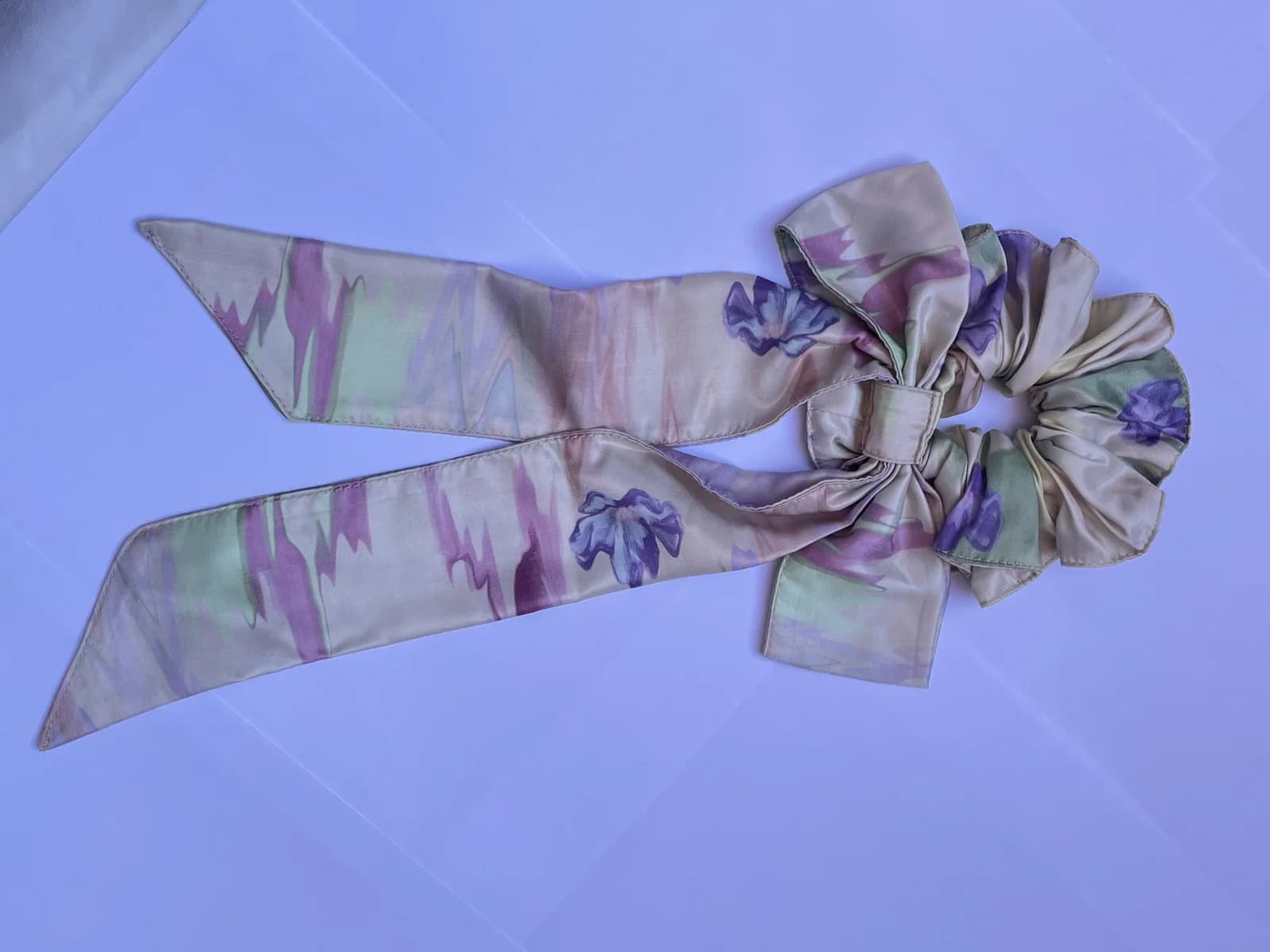 Scrunchie med lang sløyfe – produktdetalj 20
