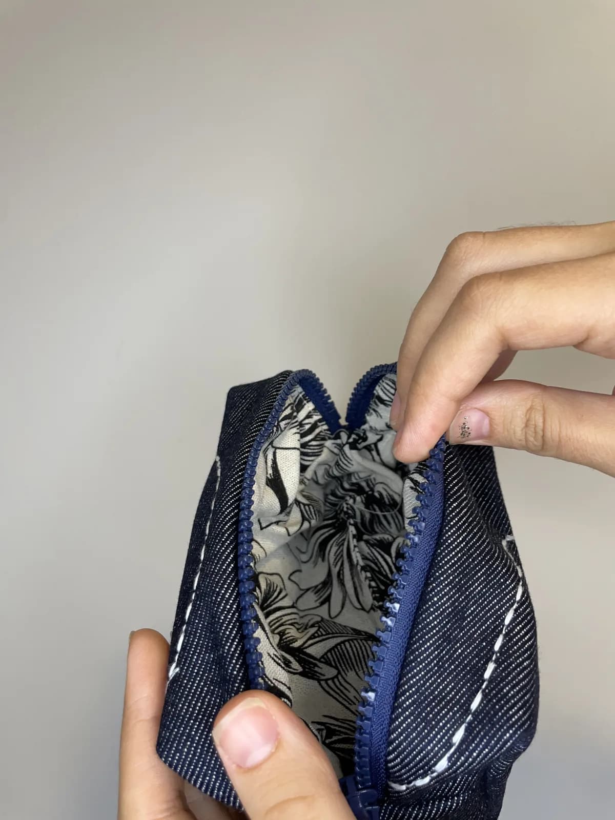 Kantete etui med glidelås – produktdetalj 4