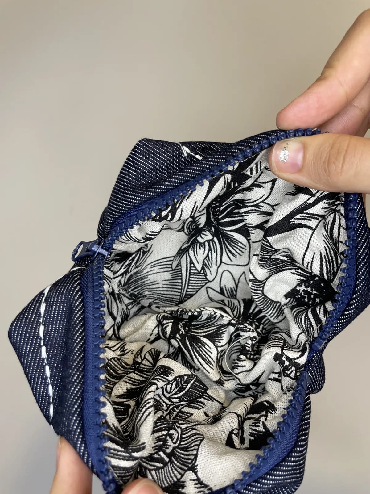 Kantete etui med glidelås – produktdetalj 5