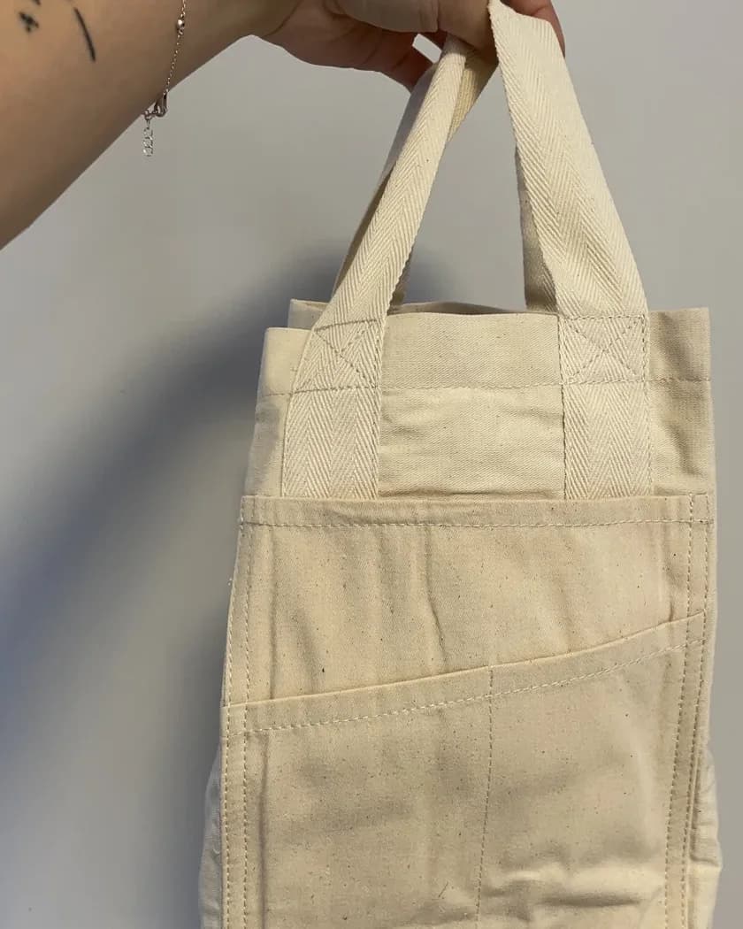 Liten totebag i lerret med lommer – sett forfra