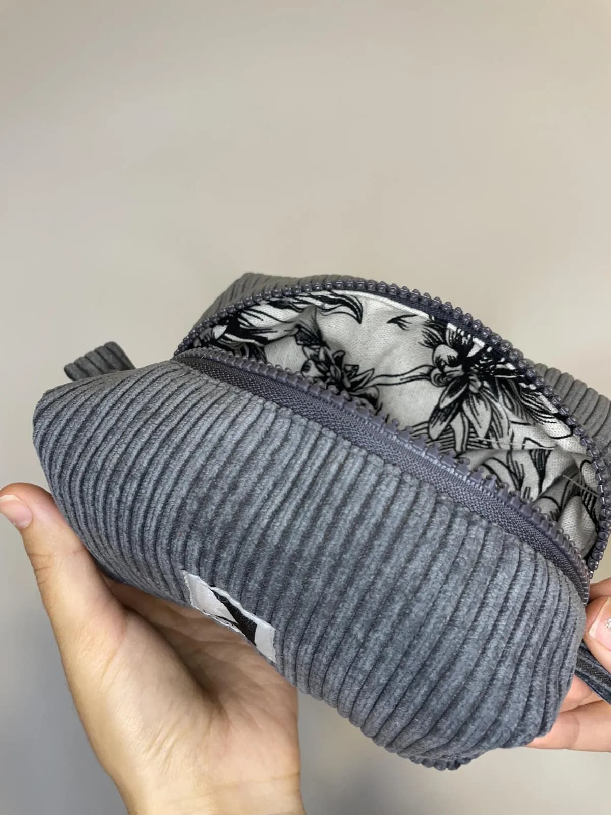 Kantete sminkeveske i kordfløyel eller jacquard – produktdetalj 6
