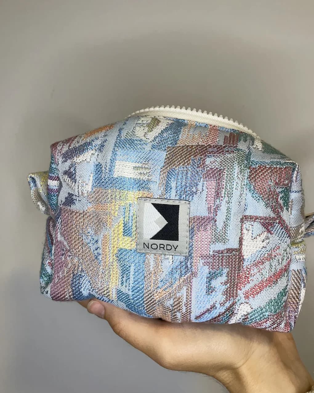 Kantete sminkeveske i kordfløyel eller jacquard – produktdetalj 13