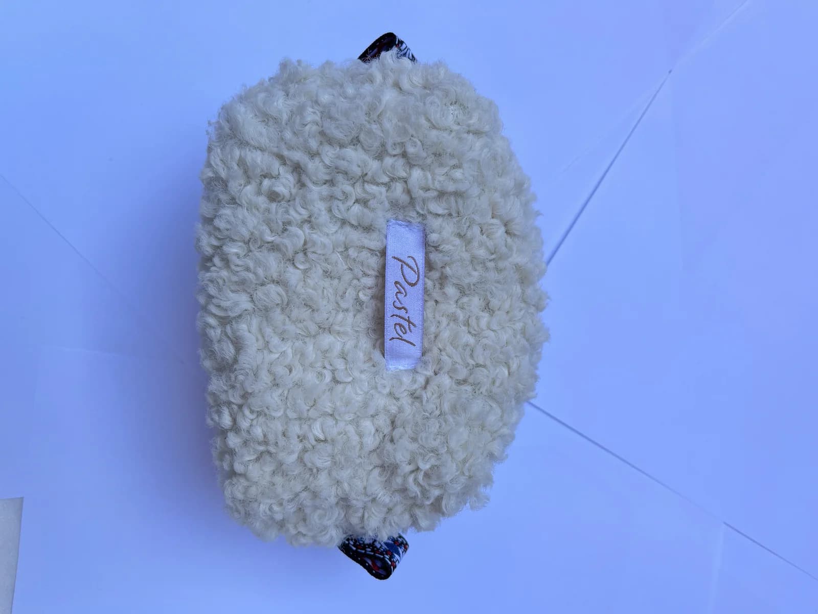 Sminkeveske i krøllete teddystoff – kremhvit – produktdetalj 4