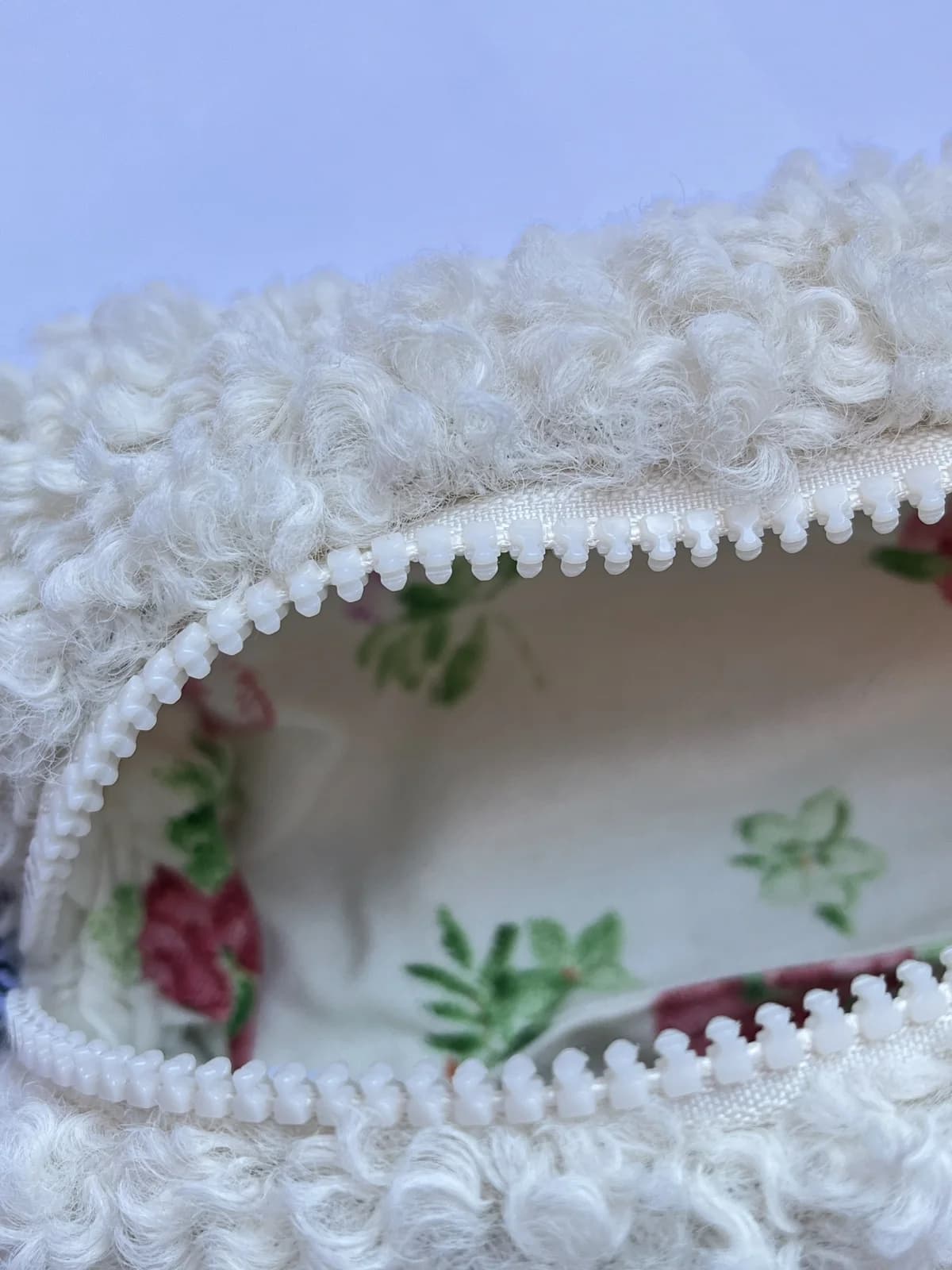 Sminkeveske i krøllete teddystoff – kremhvit – produktdetalj 6