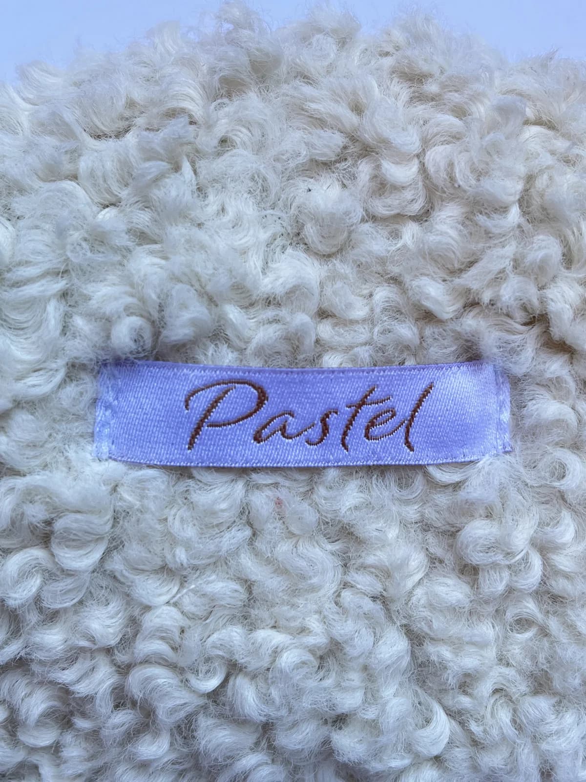 Sminkeveske i krøllete teddystoff – kremhvit – produktdetalj 7
