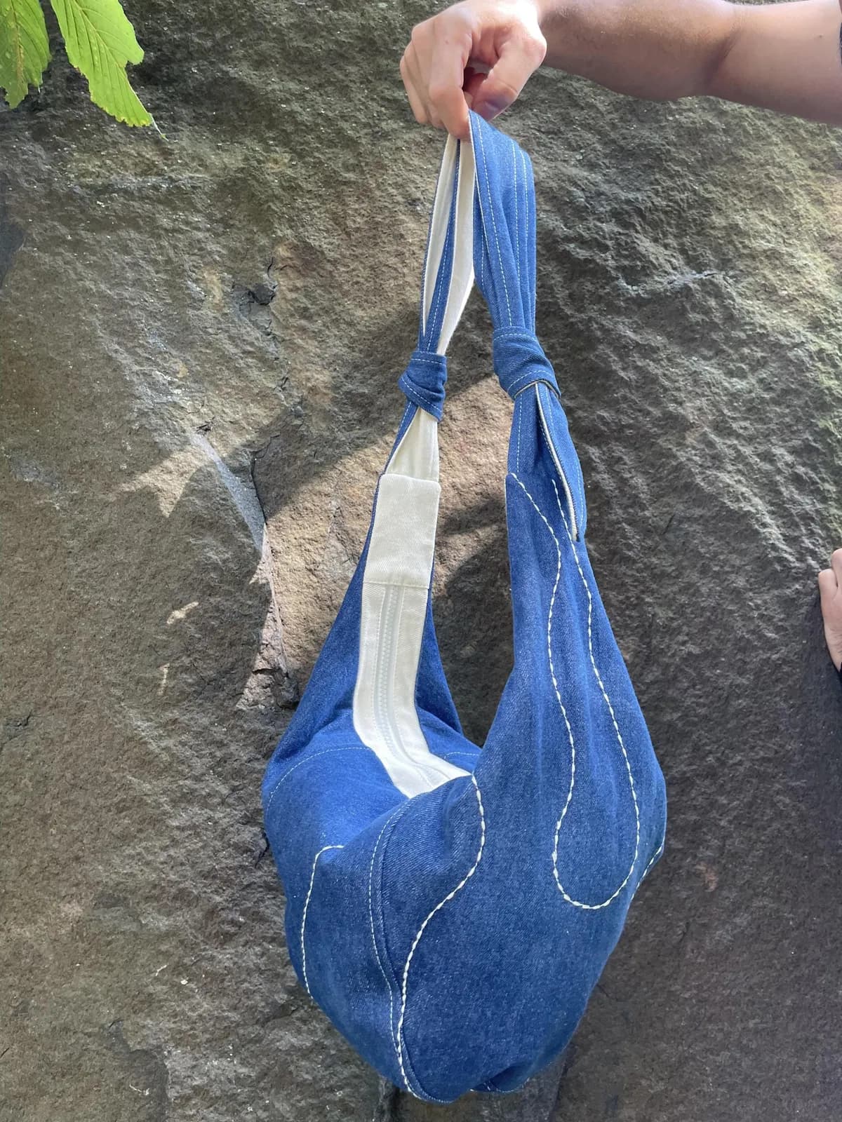 Hobo skulderveske i denim med blomsterfôr – sett forfra