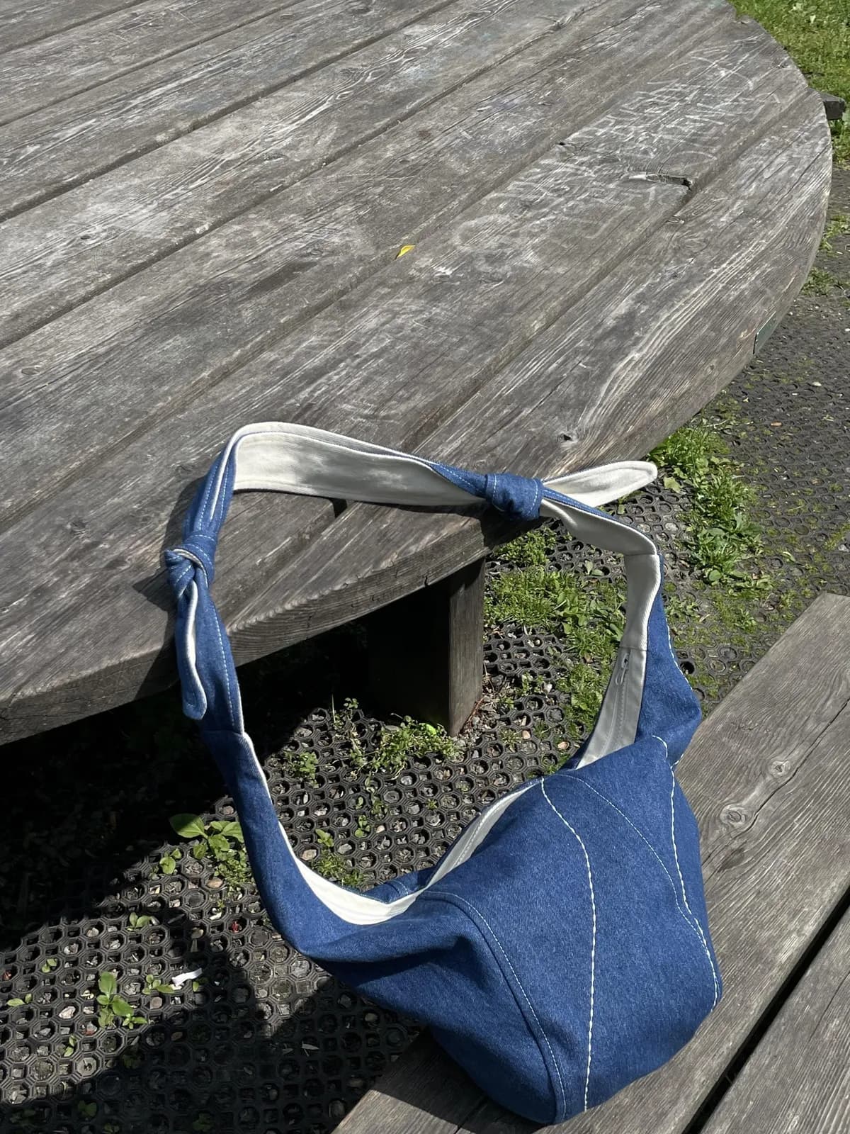 Hobo skulderveske i denim med blomsterfôr – produktdetalj 3