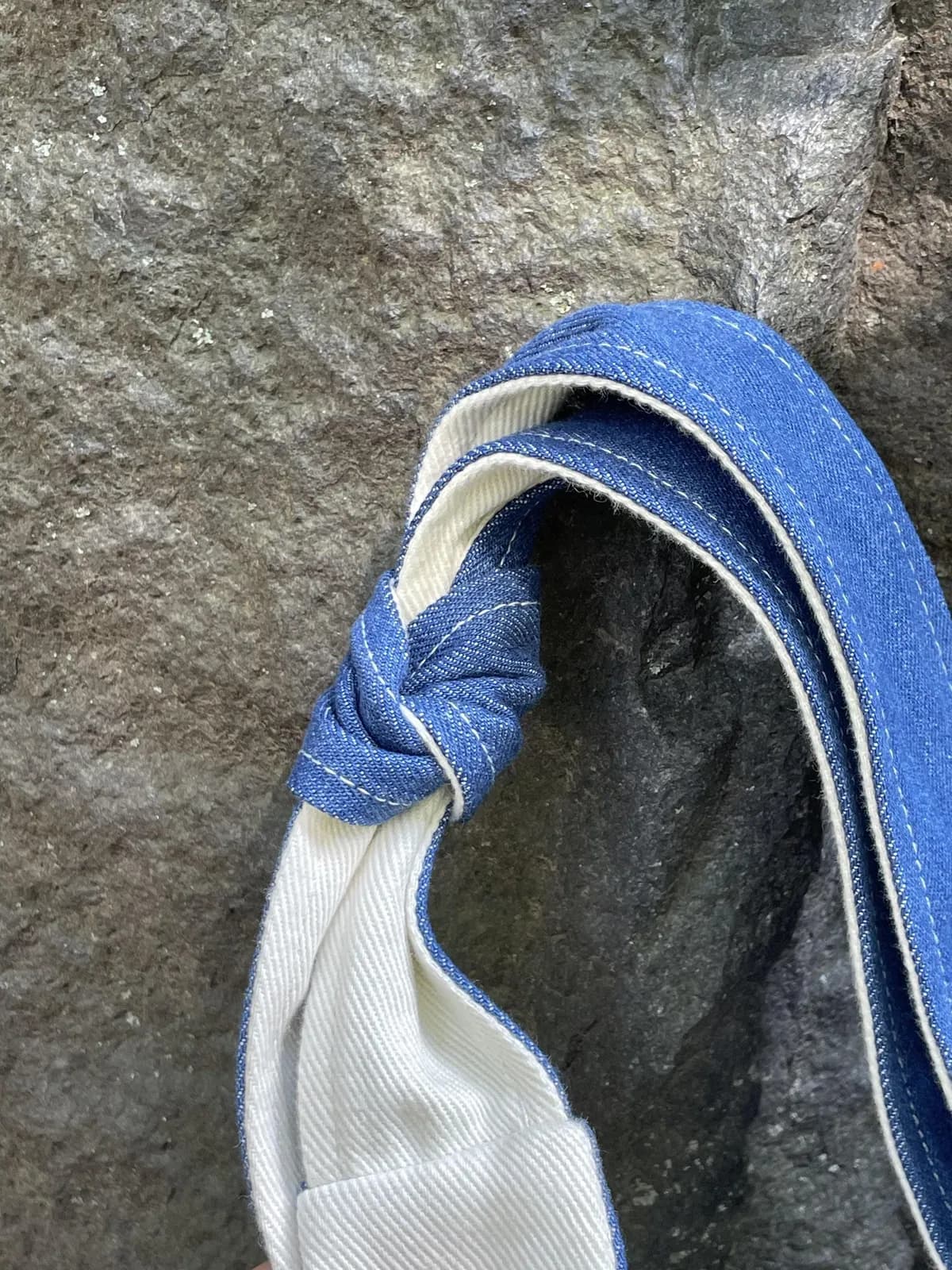 Hobo skulderveske i denim med blomsterfôr – produktdetalj 4