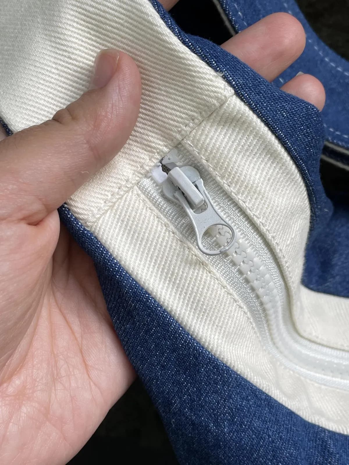 Hobo skulderveske i denim med blomsterfôr – produktdetalj 5