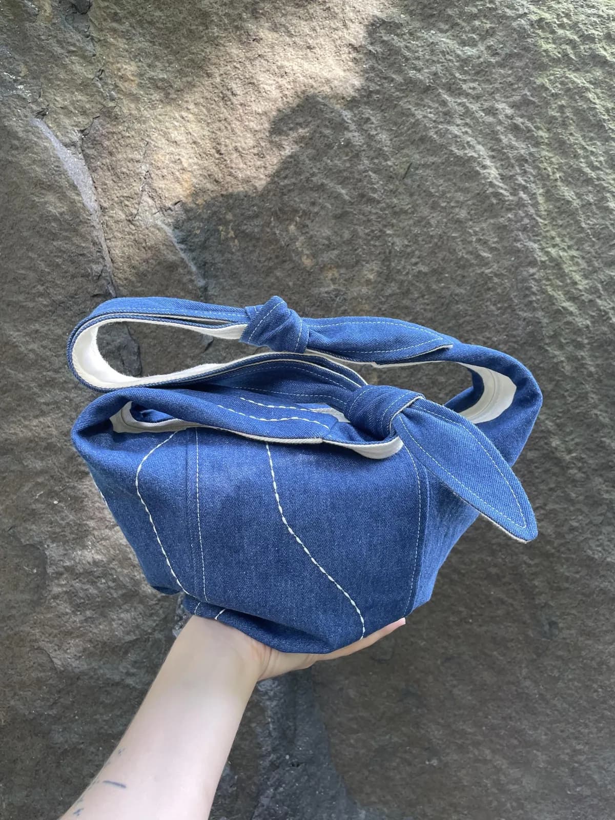 Hobo skulderveske i denim med blomsterfôr – produktdetalj 6