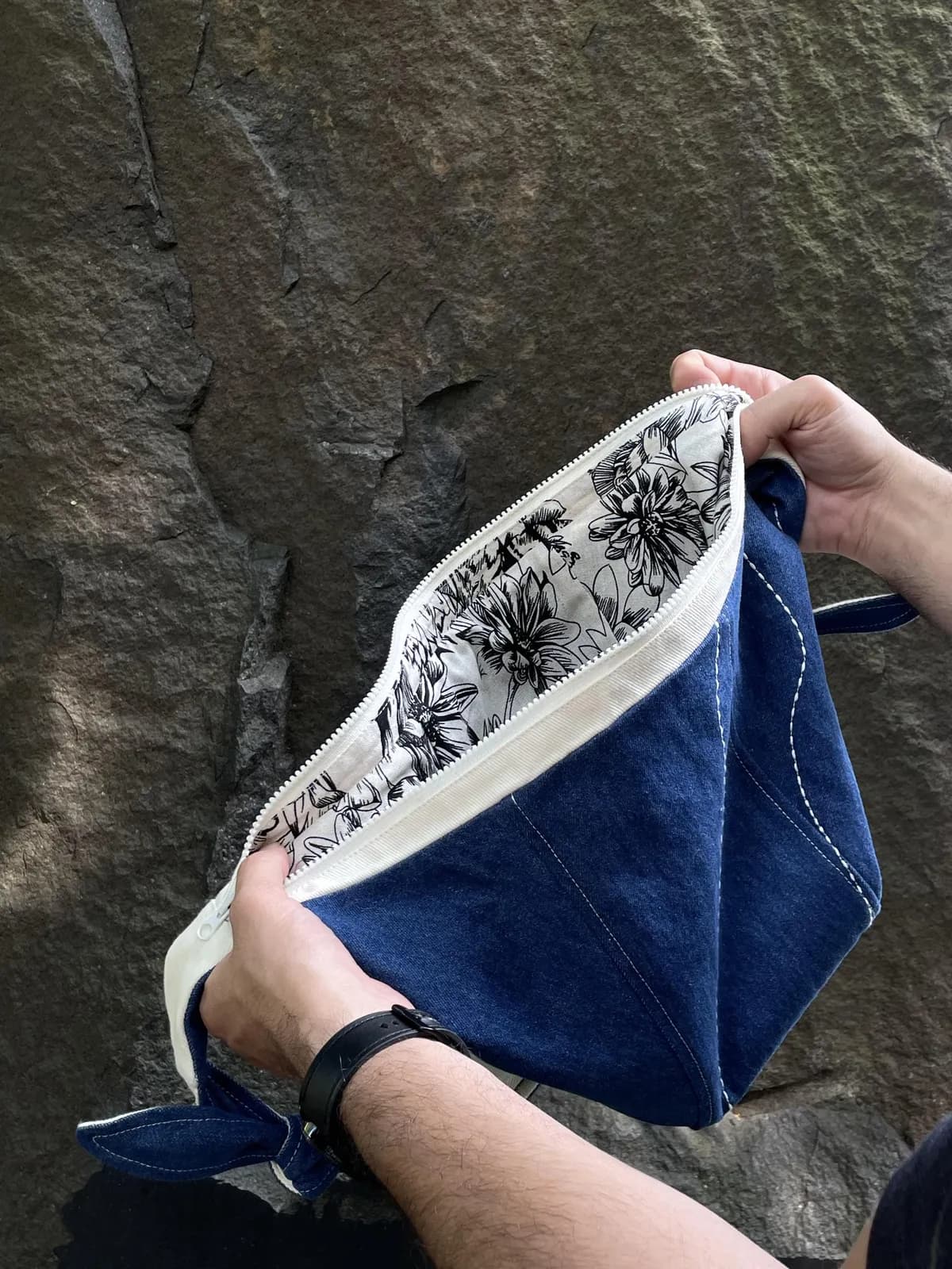 Hobo skulderveske i denim med blomsterfôr – produktdetalj 7