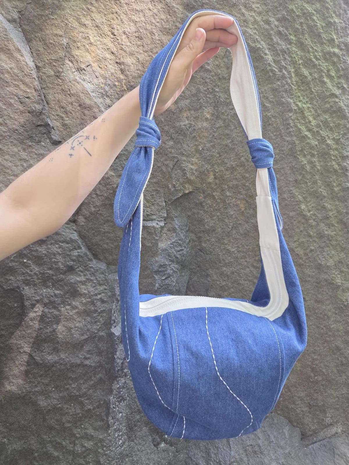 Hobo skulderveske i denim med blomsterfôr – produktdetalj 8