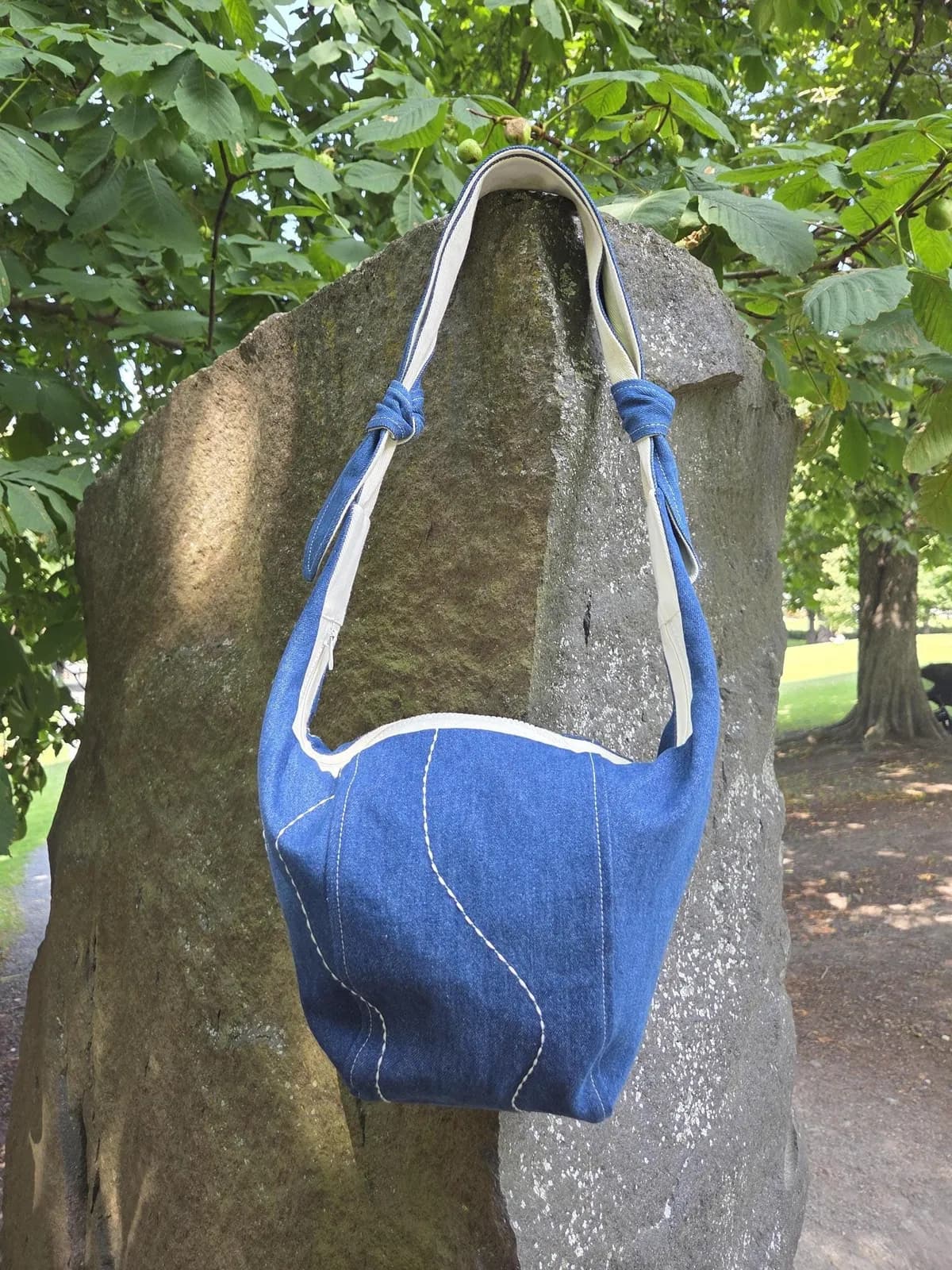 Hobo skulderveske i denim med blomsterfôr – produktdetalj 9