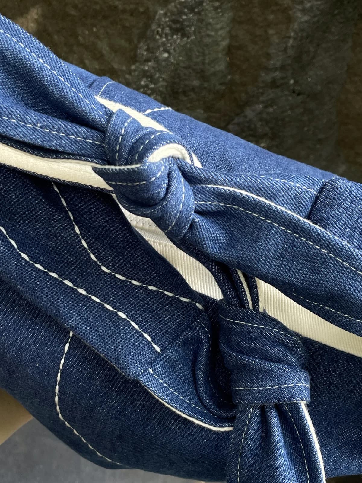 Hobo skulderveske i denim med blomsterfôr – produktdetalj 12
