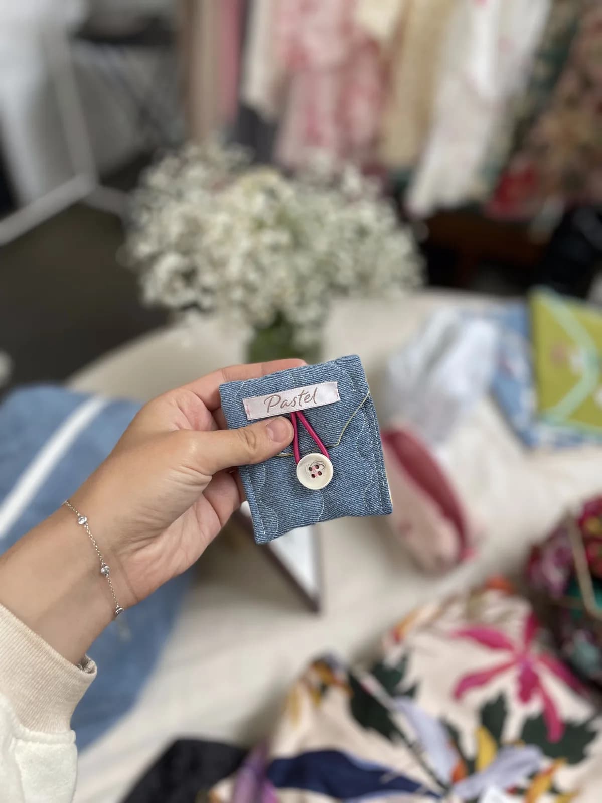 Minipung i denim med knapp – sett forfra