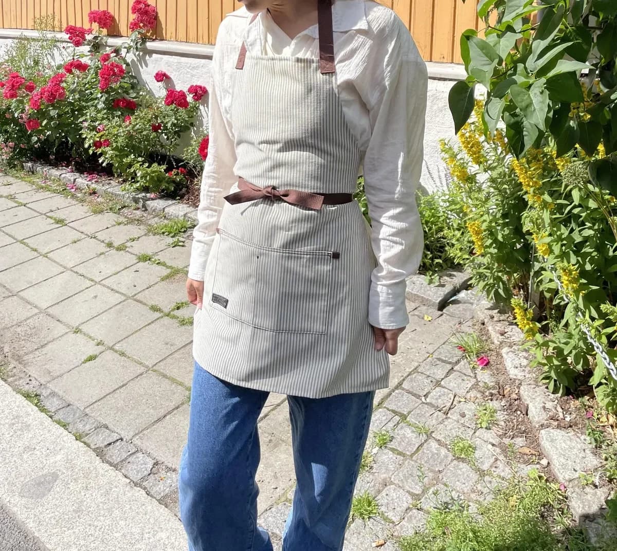Forkle med brodert navn eller logo – grått – produktdetalj 4