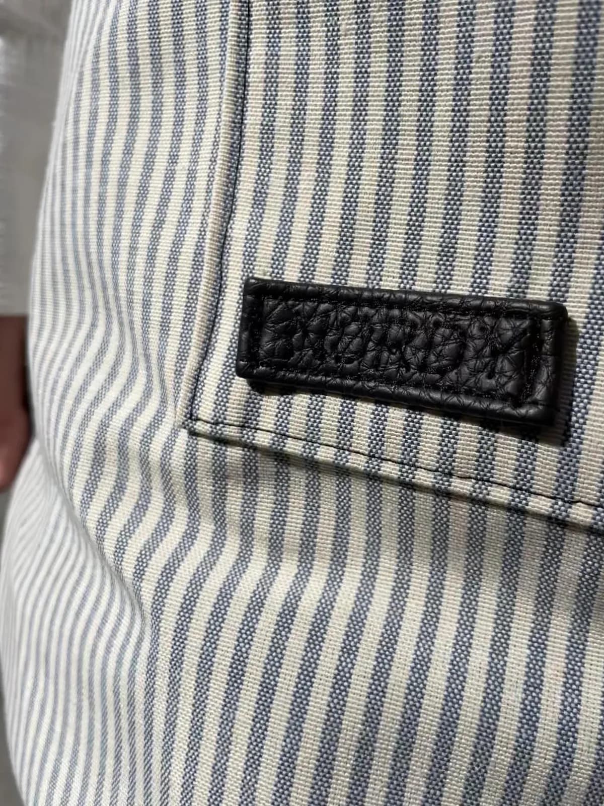 Forkle med brodert navn eller logo – grått – produktdetalj 5