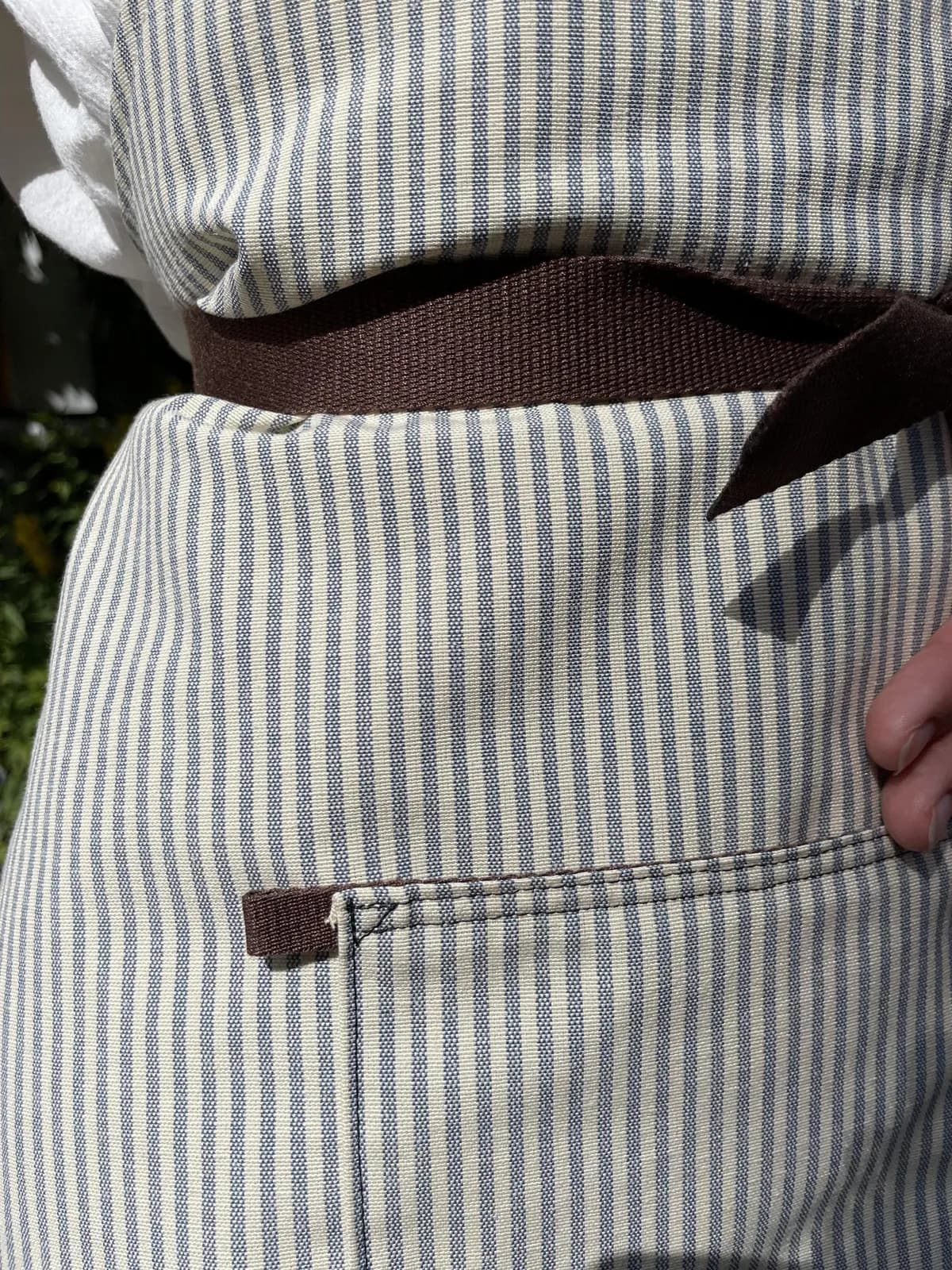 Forkle med brodert navn eller logo – grått – produktdetalj 6