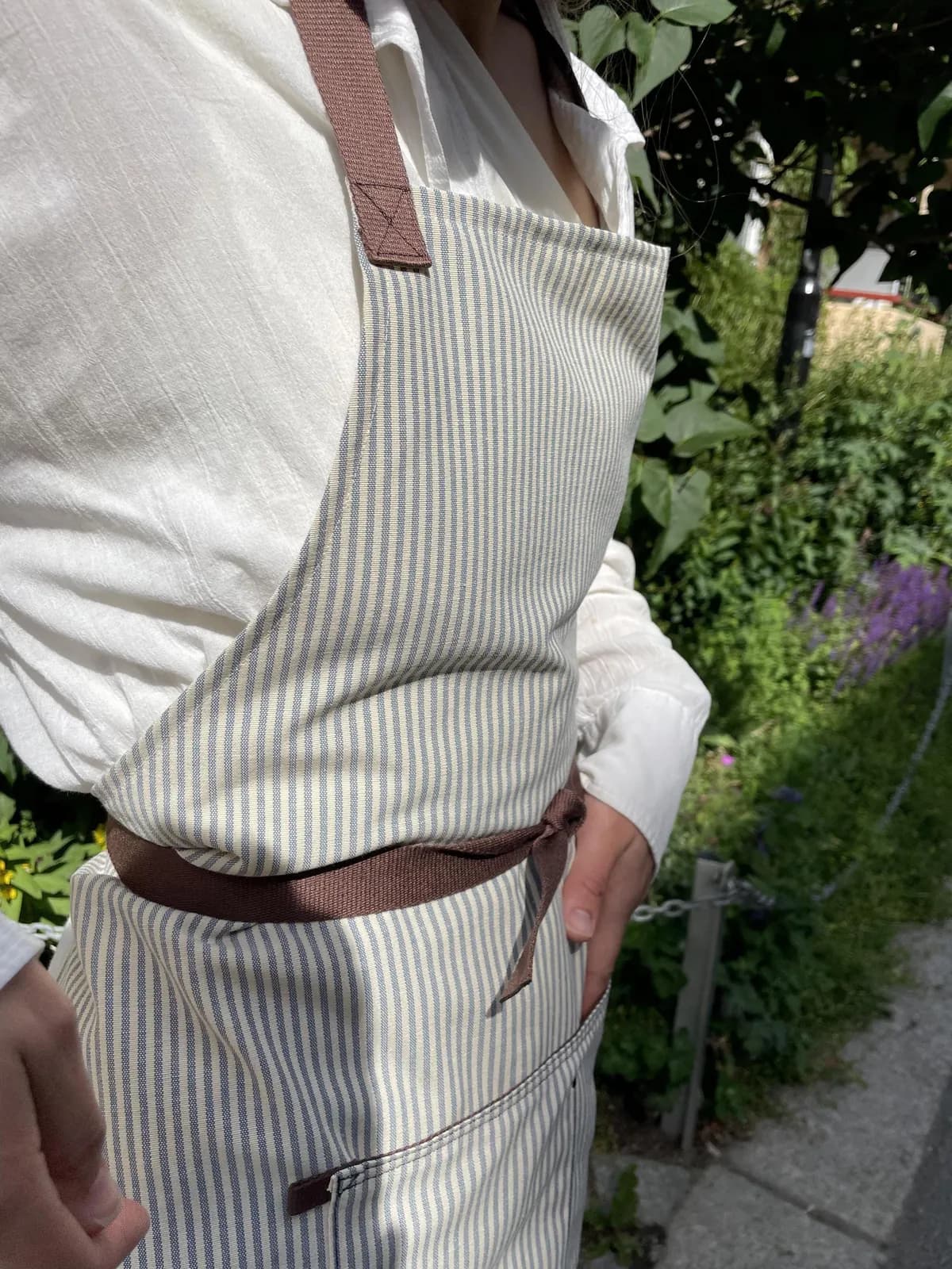 Forkle med brodert navn eller logo – grått – produktdetalj 7