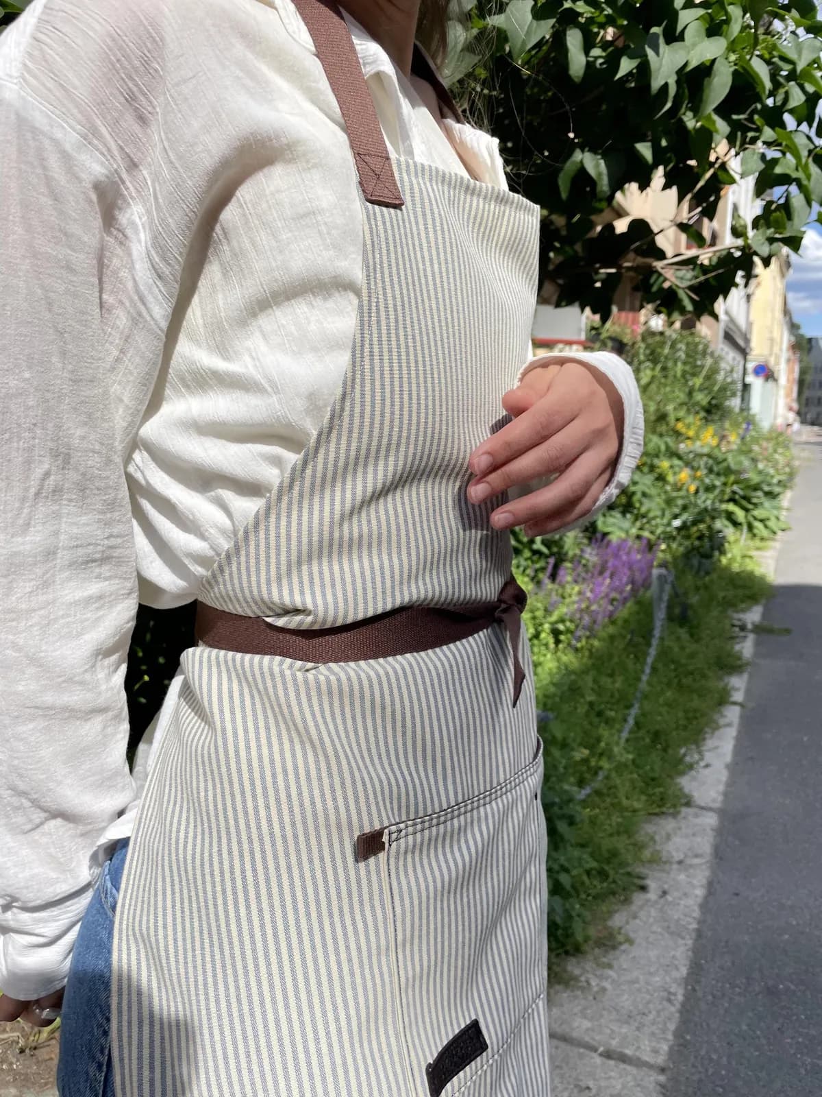 Forkle med brodert navn eller logo – grått – produktdetalj 8