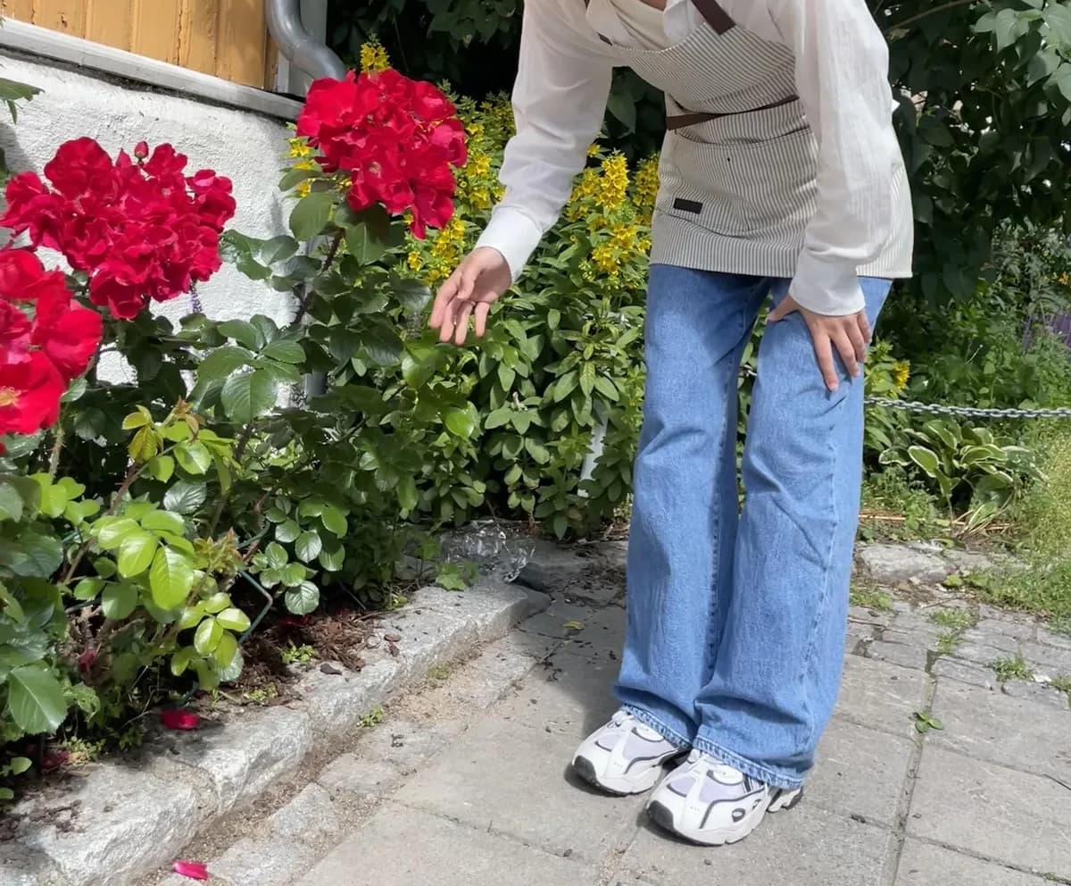 Forkle med brodert navn eller logo – grått – produktdetalj 9