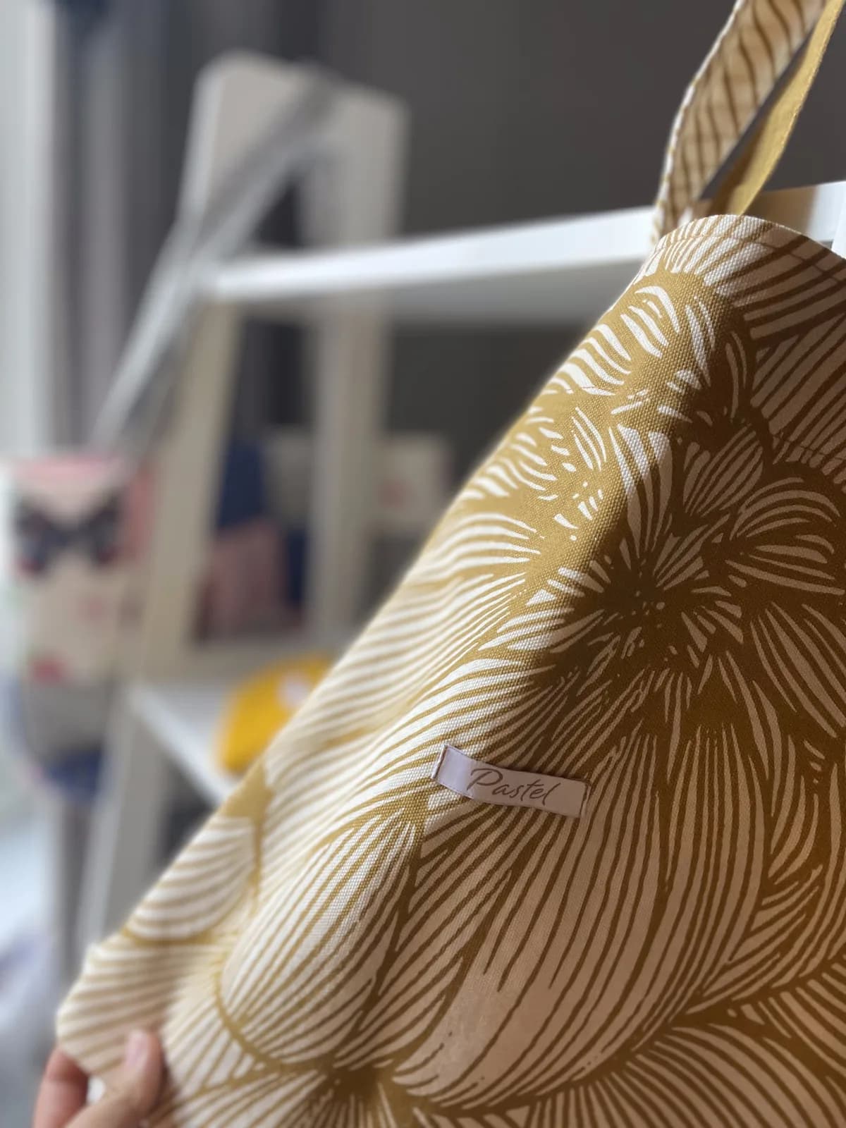 Totebag med gule strekblomster – sett forfra