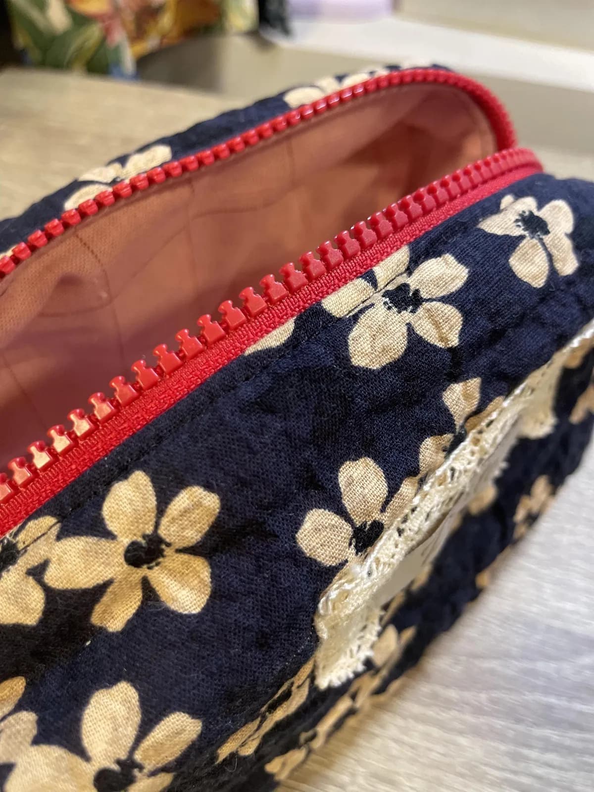 Quiltet sminkeveske med blomster – marineblå – produktdetalj 3