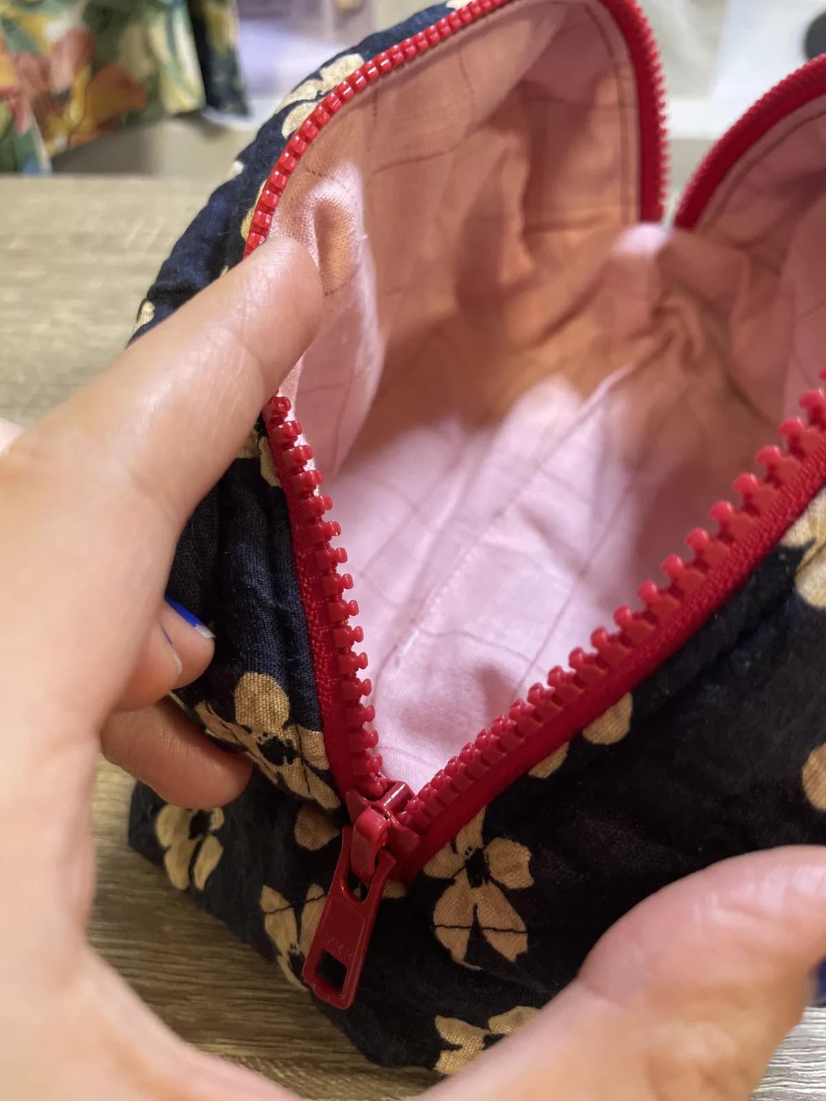 Quiltet sminkeveske med blomster – marineblå – produktdetalj 4