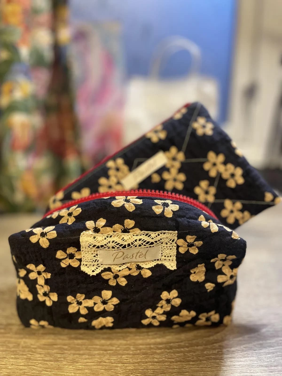 Quiltet sminkeveske med blomster – marineblå – produktdetalj 5