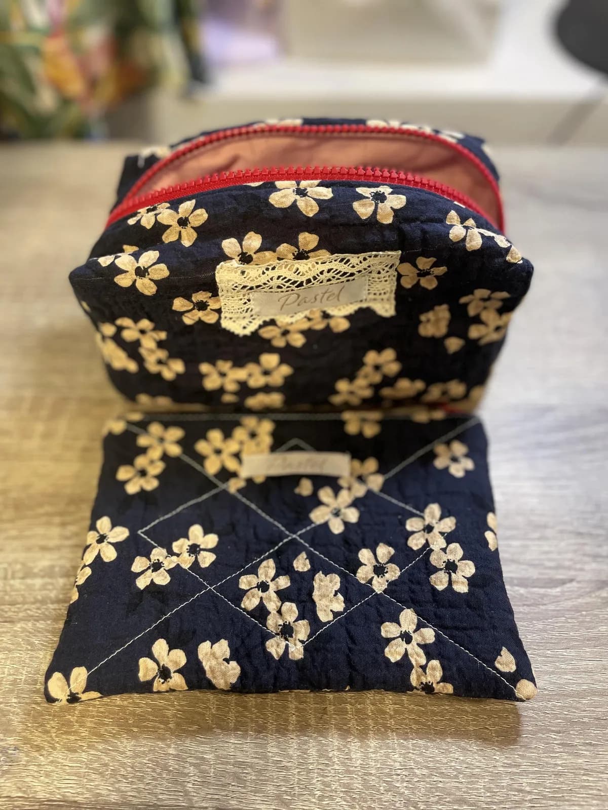 Quiltet sminkeveske med blomster – marineblå – produktdetalj 6