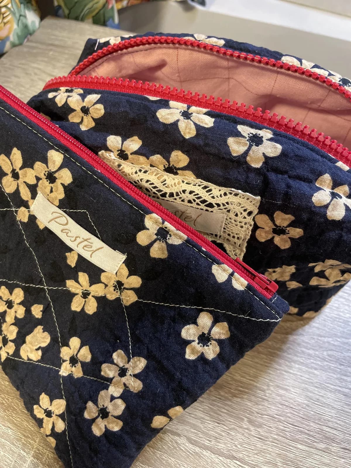 Quiltet sminkeveske med blomster – marineblå – produktdetalj 7