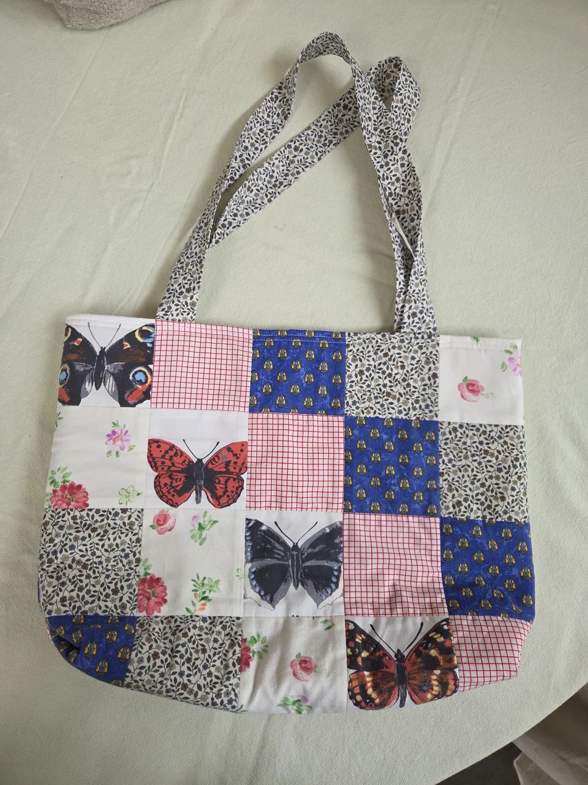 Patchwork totebag med sommerfugler – sett forfra