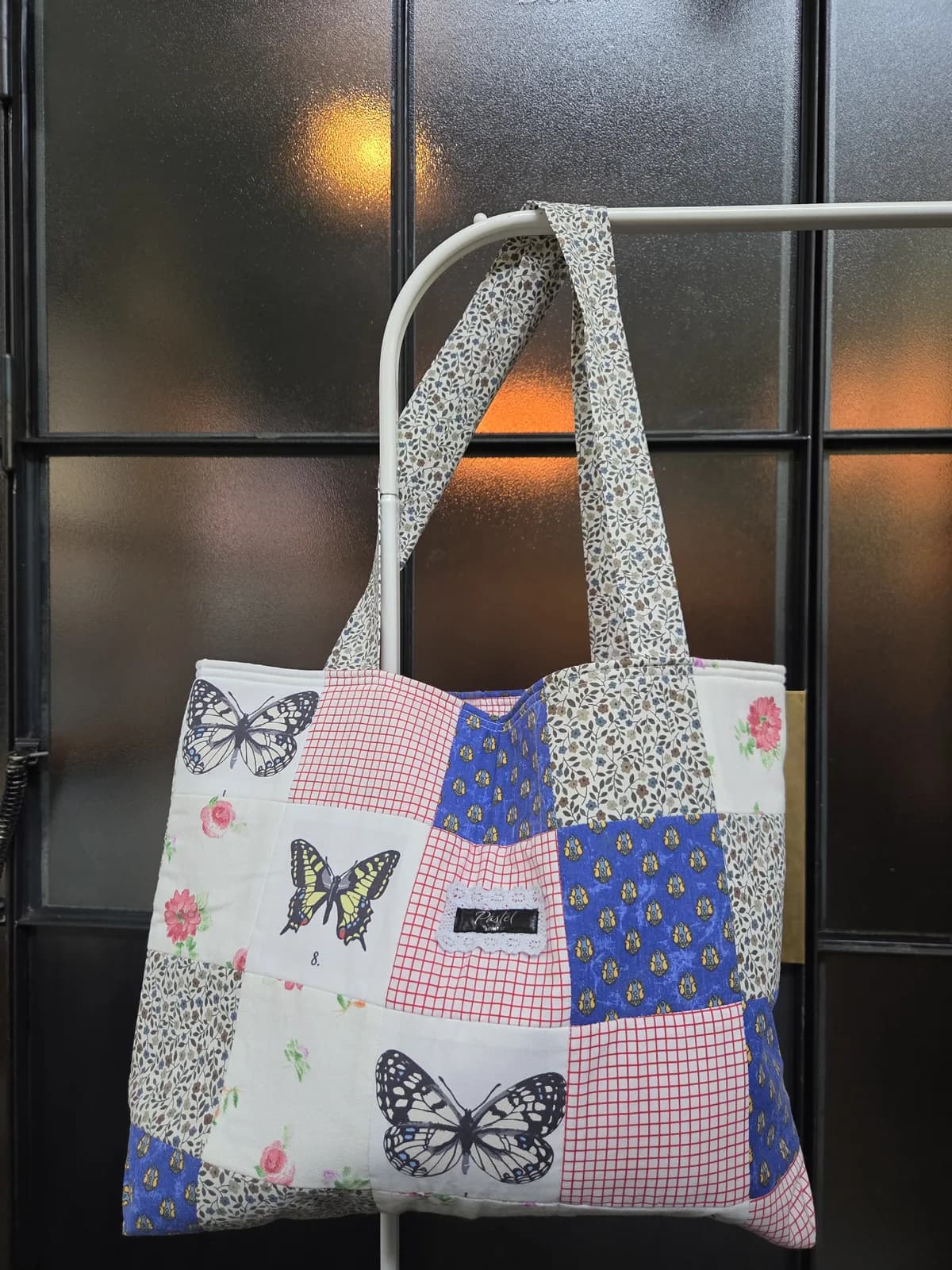 Patchwork totebag med sommerfugler – produktdetalj 3