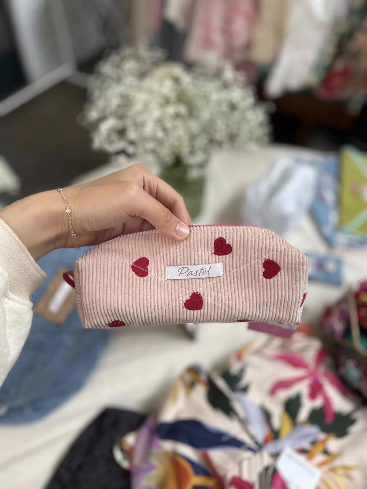 Pennal med hjerter – rosa – sett forfra