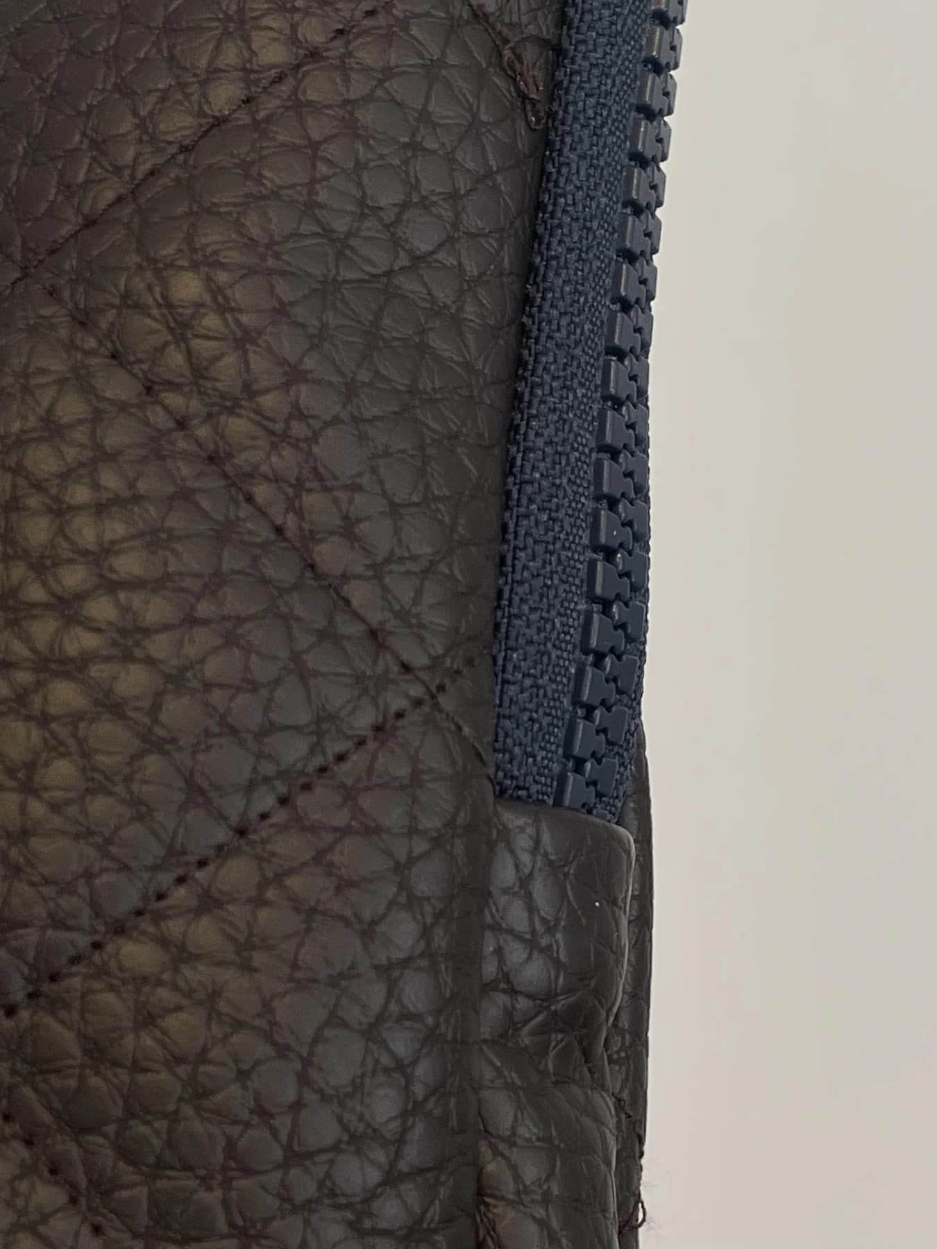 Quilted vegan leather laptop sleeve – product detail 2
