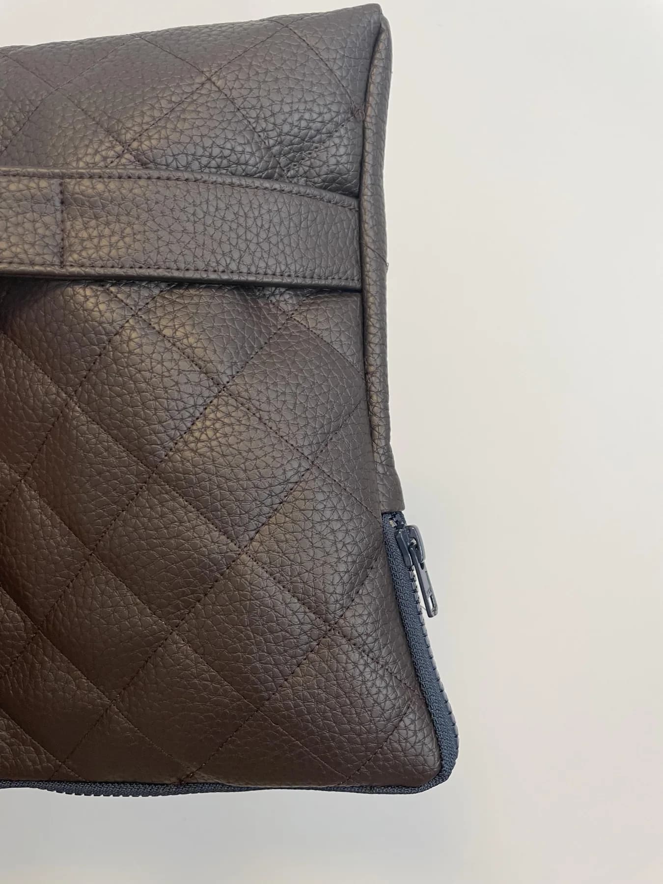 Quilted vegan leather laptop sleeve – product detail 6