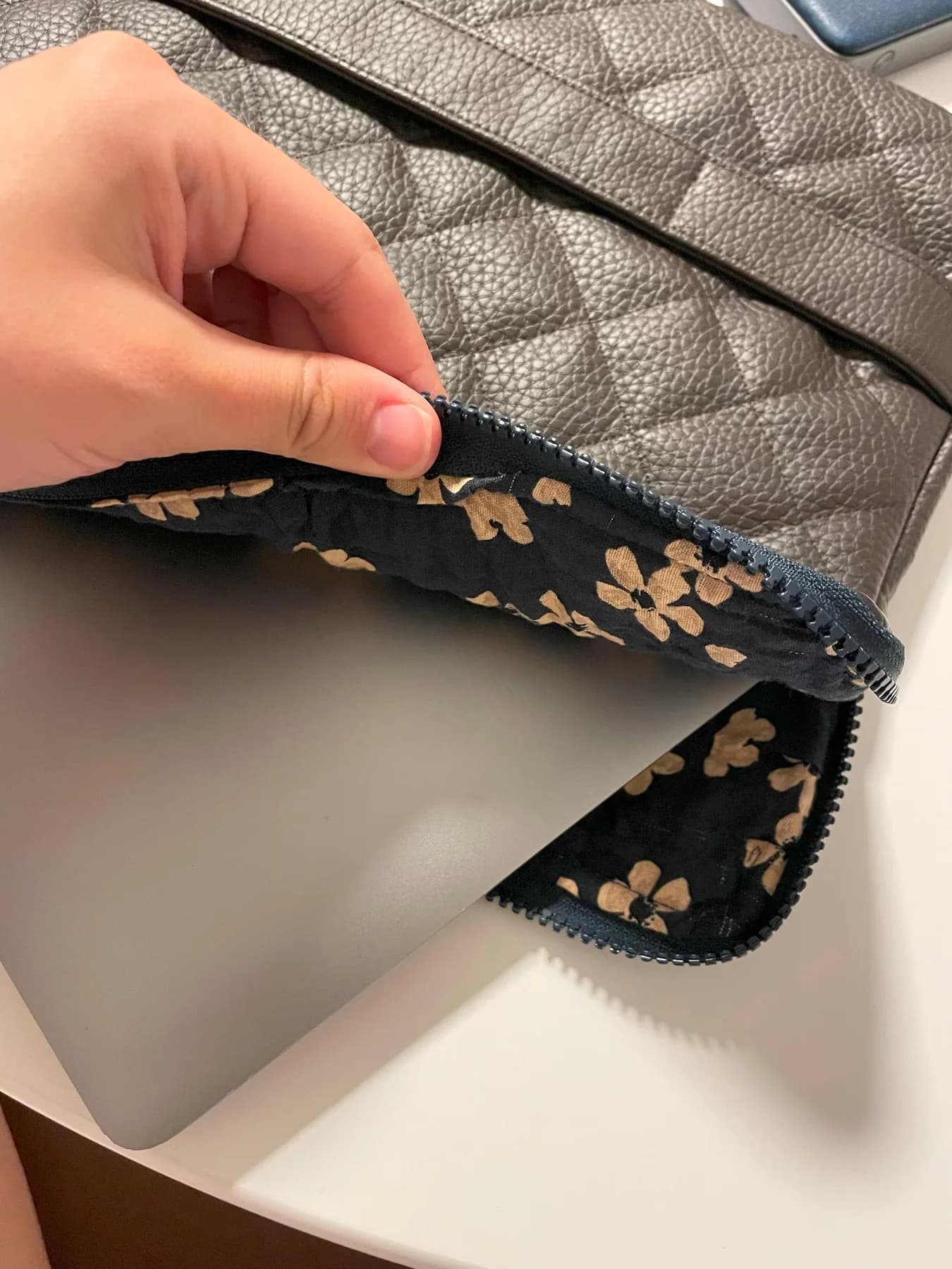 Quilted vegan leather laptop sleeve – product detail 8