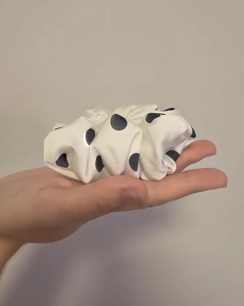 Scrunchie i stoff – prikker, blomster eller sateng – sett forfra