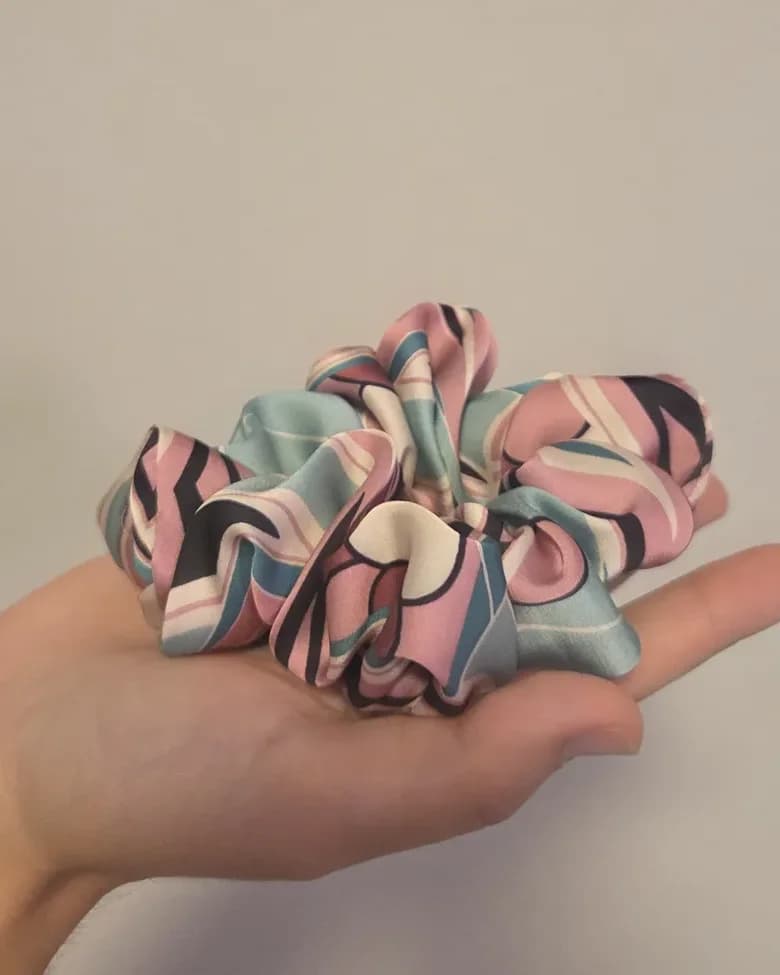 Scrunchie i stoff – prikker, blomster eller sateng – produktdetalj 3