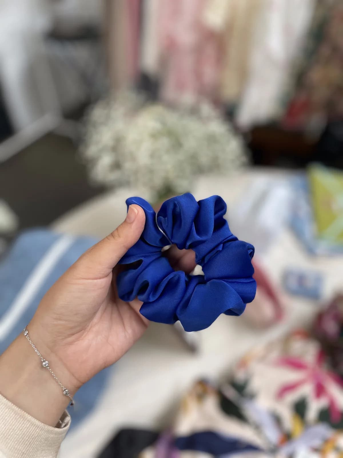 Scrunchie i stoff – prikker, blomster eller sateng – produktdetalj 4