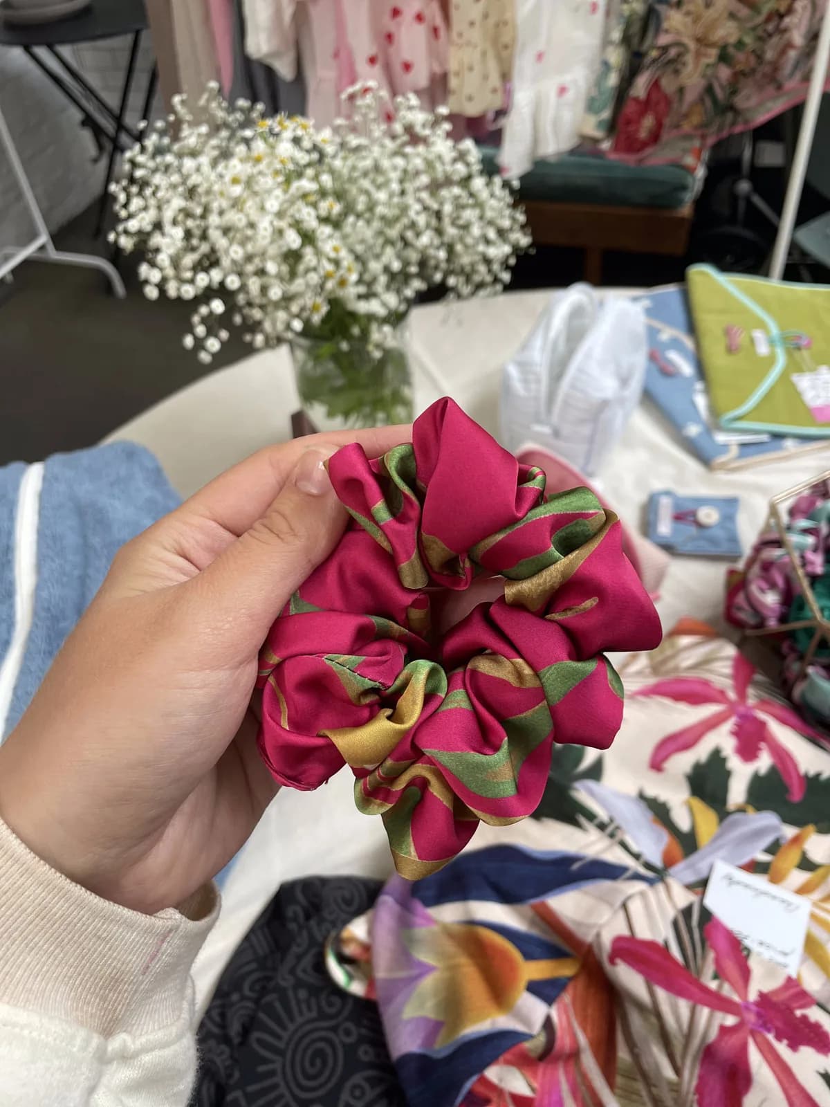 Scrunchie i stoff – prikker, blomster eller sateng – produktdetalj 5