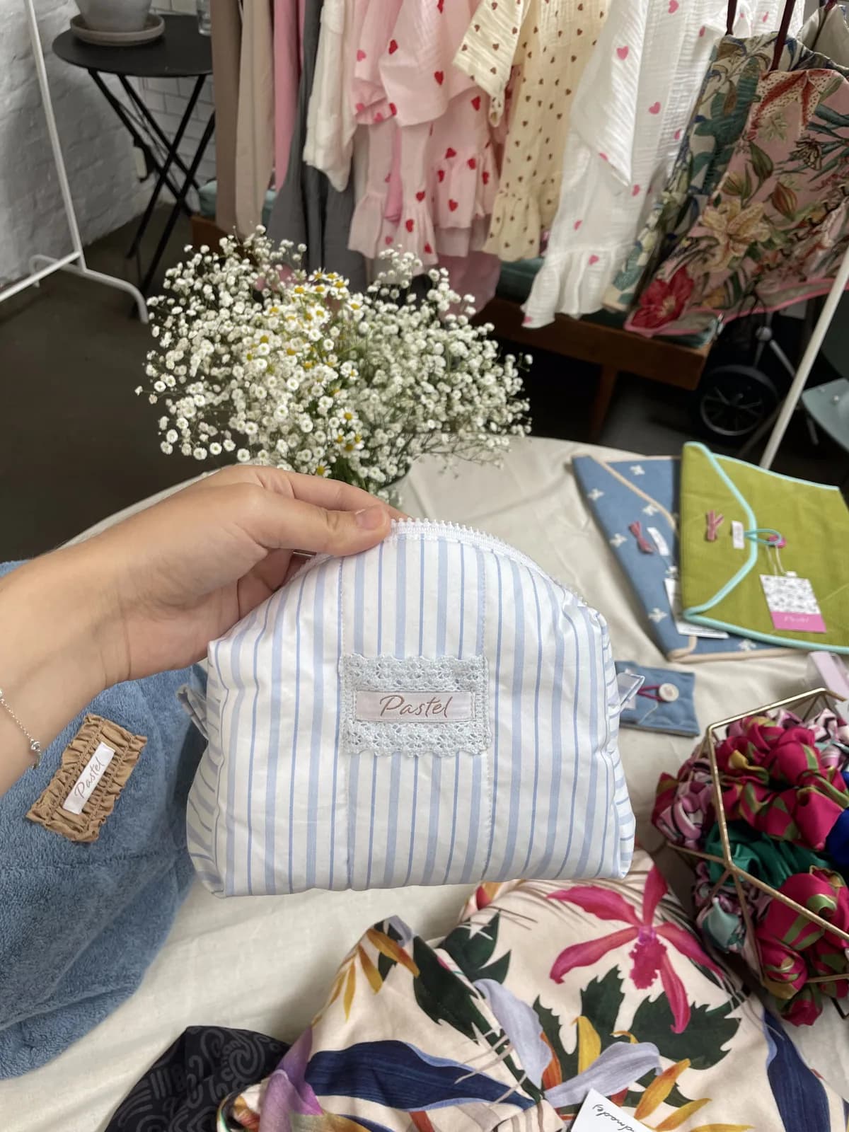 Quiltet toalettveske med blå striper – sett forfra