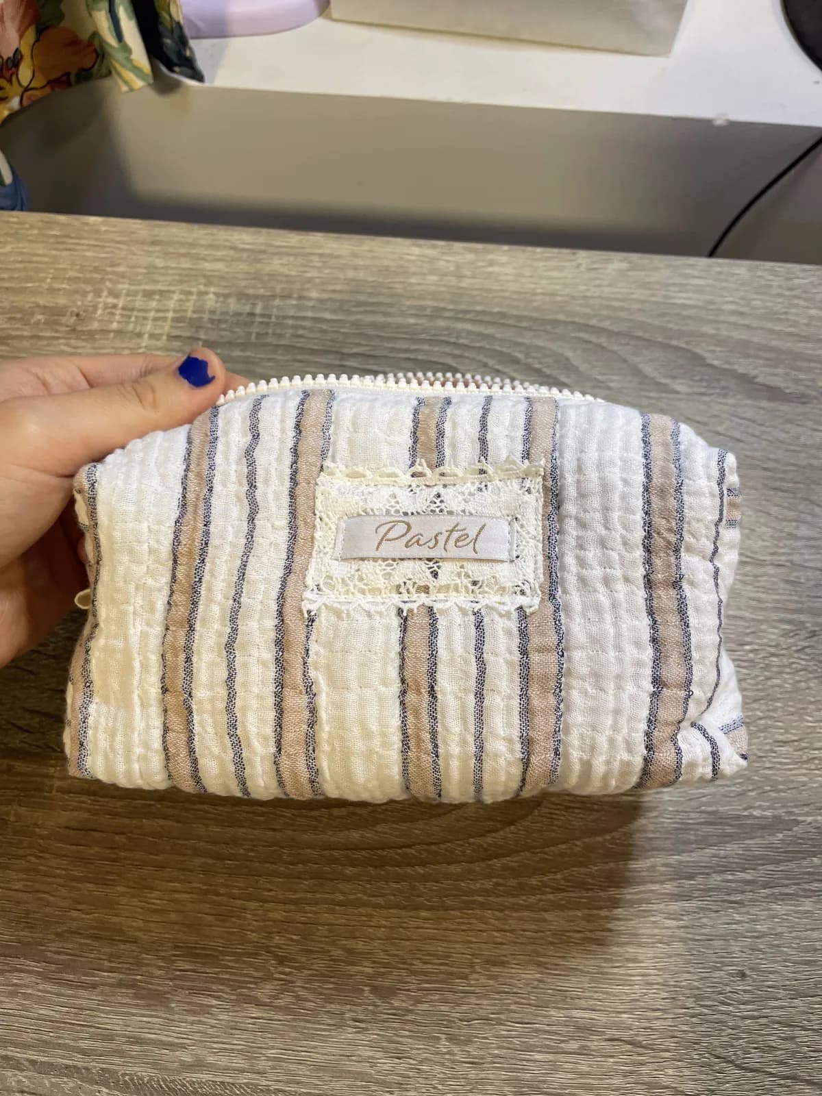 Toalettveske med beige og grå striper – sett forfra